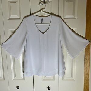 Last Tango White Long Sleeve V Neck Blouse w/ Flowy Quarter Length Sleeves